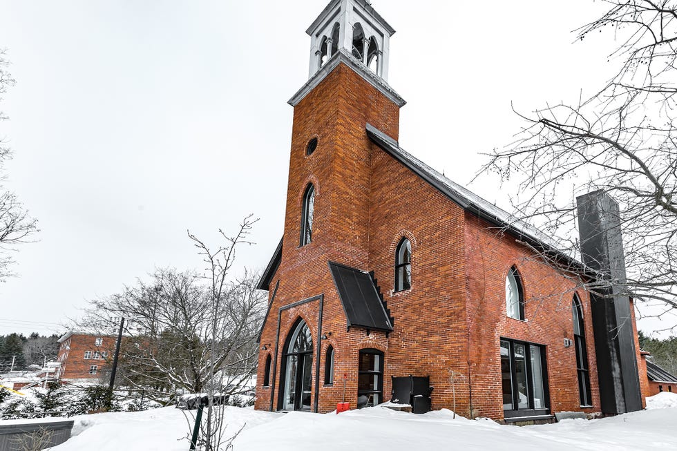 Iglesia transformada en casa con arquitectura neogótica