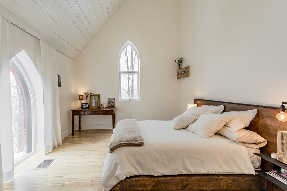 Iglesia transformada en casa con arquitectura neogótica