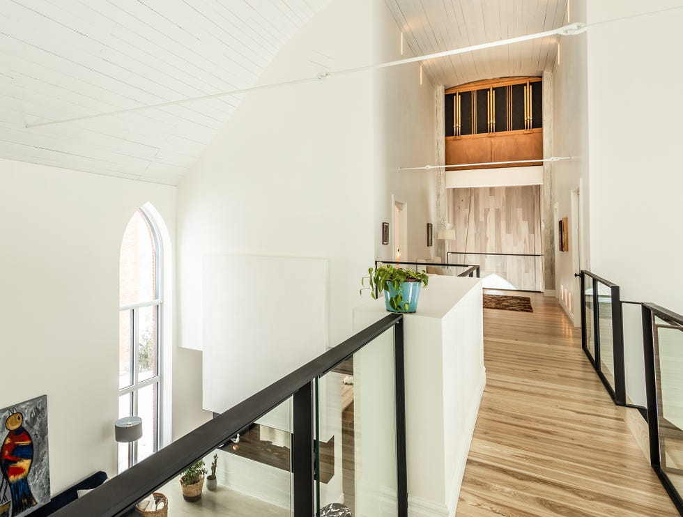 Iglesia transformada en casa con arquitectura neogótica