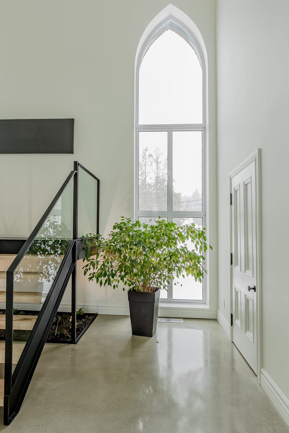 Iglesia transformada en casa con arquitectura neogótica