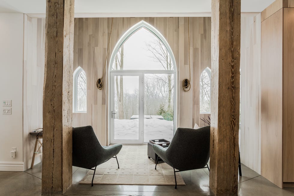 Iglesia transformada en casa con arquitectura neogótica