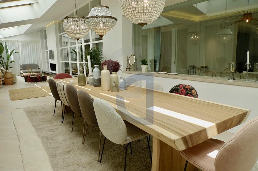 chalet familiar de iker casillas y sara carbonero madrid comedor en salón