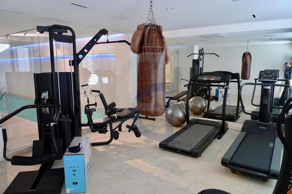 chalet familiar de iker casillas y sara carbonero madrid gimnasio y jacuzzi