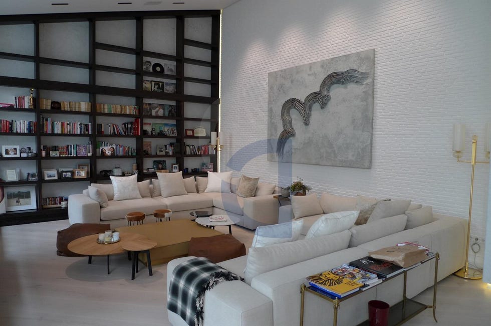 chalet familiar de iker casillas y sara carbonero madrid salón librería