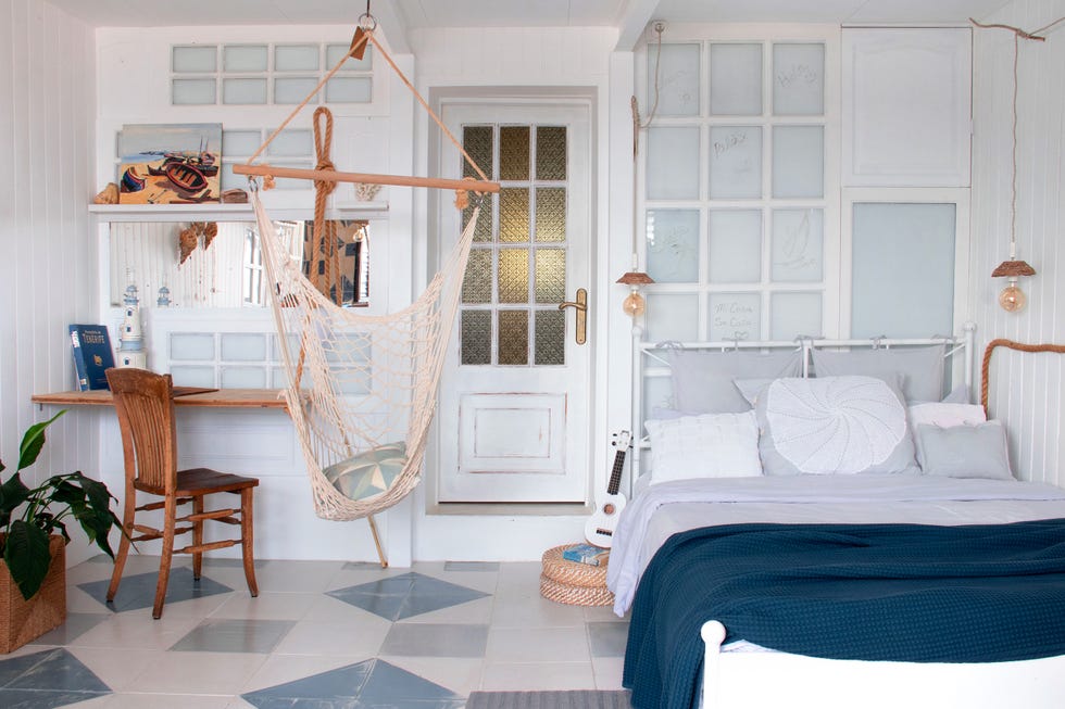 habitación con escritorio y hamaca de inspiración marina