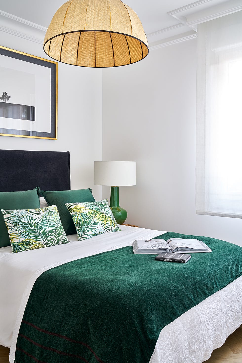 habitación de invitados con lámpara de techo de fibras y cabecero tapizado en terciopelo negro
