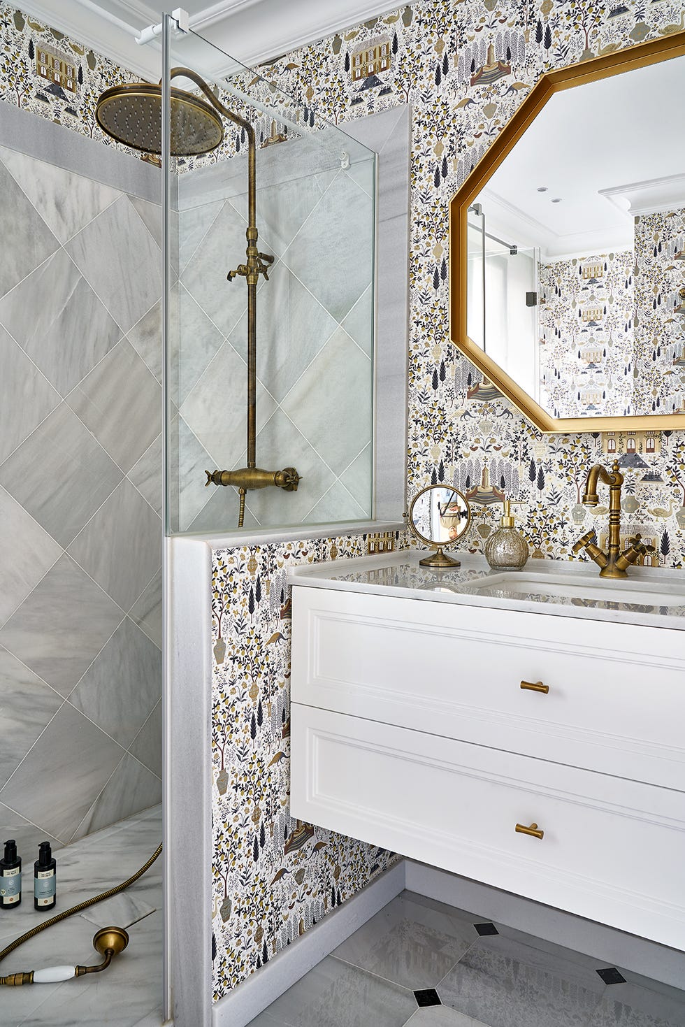 baño de estilo vintage con mueble de lavabo suspendido en color blanco y papel pintado con motivos botánicos