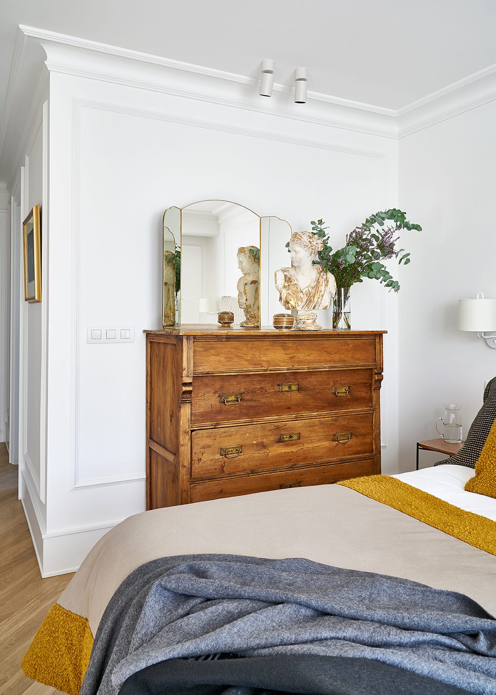 habitación de estilo clásico con cómoda de madera vintage