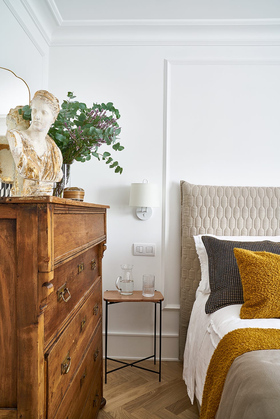 habitación de estilo clásico con cómoda de madera vintage