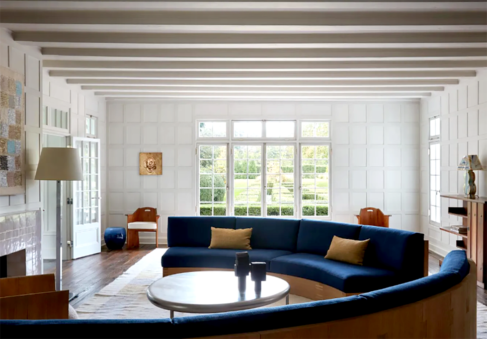 salón con chimenea de la casa donde veraneaba jackie kennedy cuando era niña