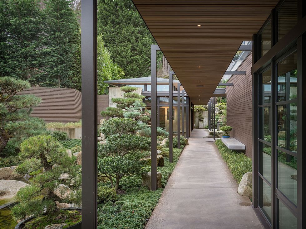 casa en washington con jardin japones y pasillo exterior cubierto
