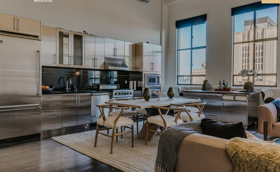 casa de johnny deep y amber heard en los angeles, con distribución loft de cocina, comedor y salón