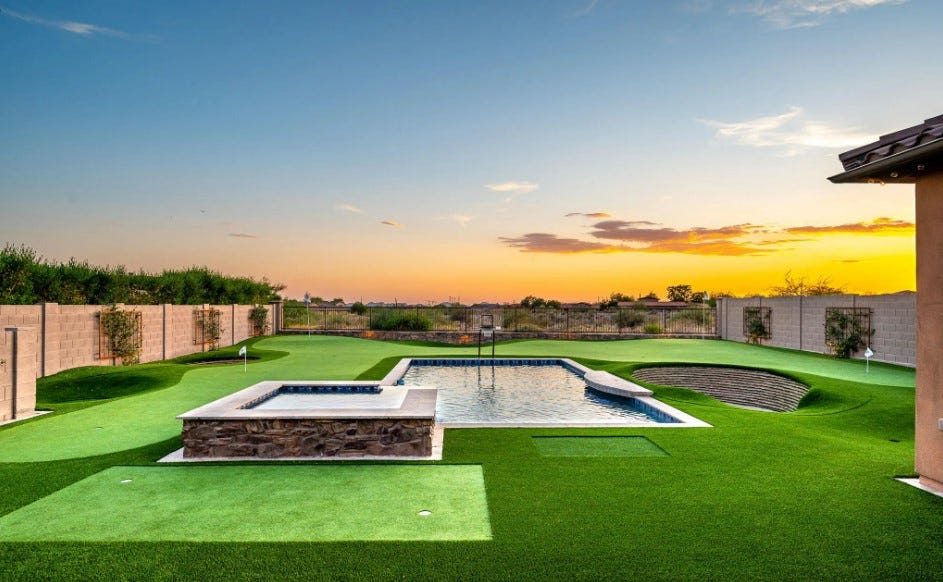 la casa del golfista español jon rahm con piscina y jacuzzi
