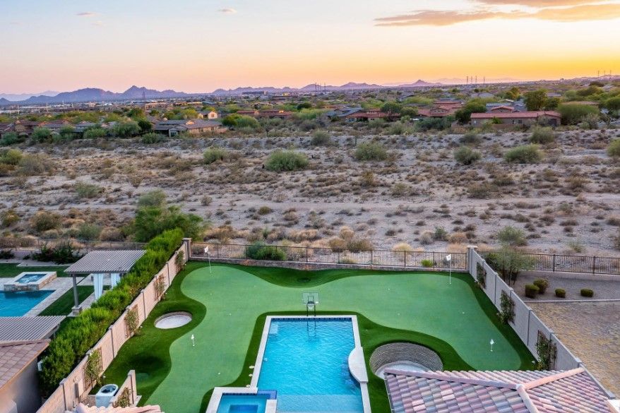 la casa del golfista español jon rahm con piscina y campo de golf privado