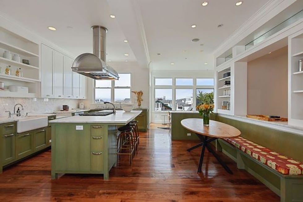 julia roberts tiene una casa victoriana en san francisco con cinco plantas y una gran cocina decorada en tonos verdes