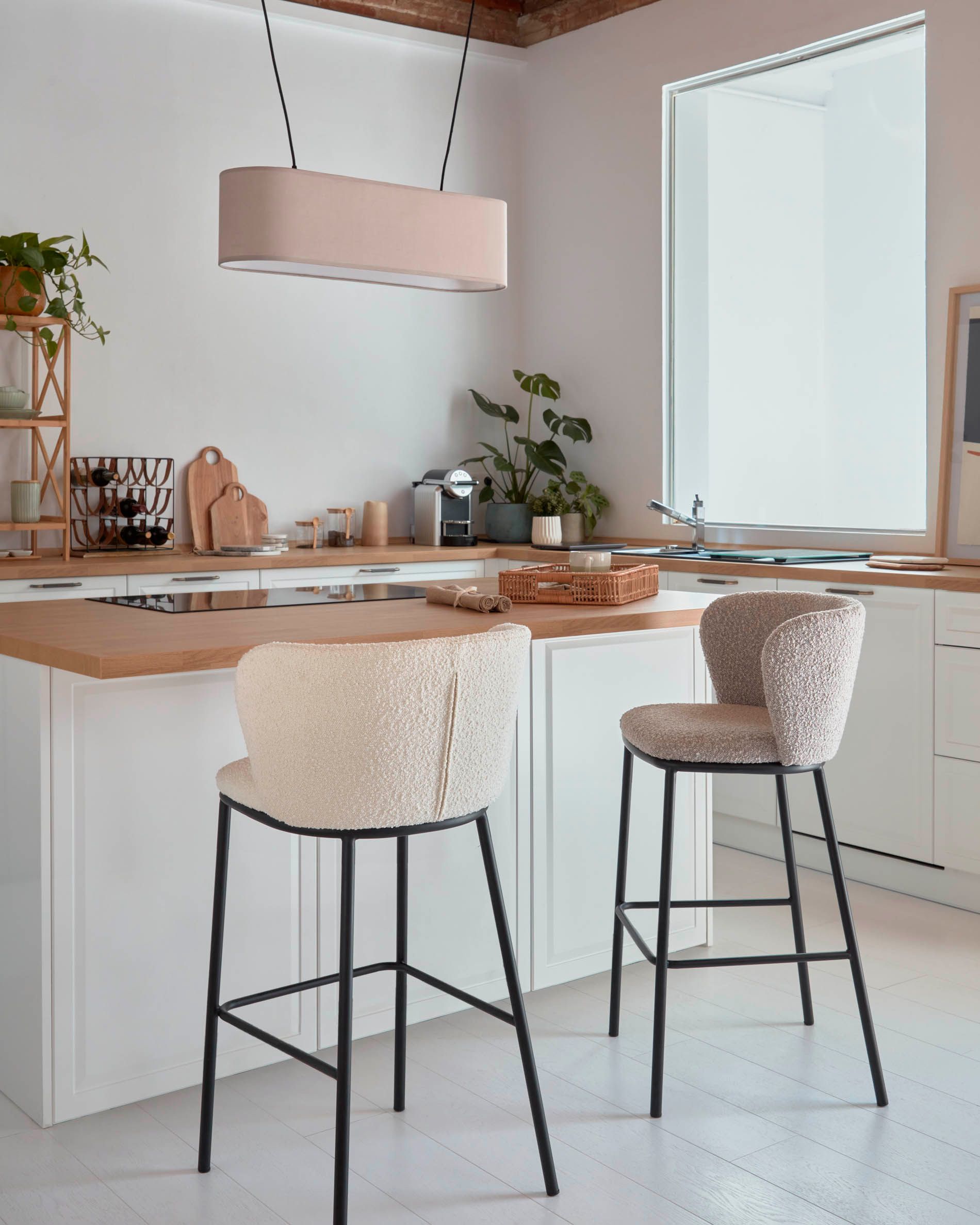 cocina-blanca-con-mesa-de-madera-en-x #cocinas #kitchen #white