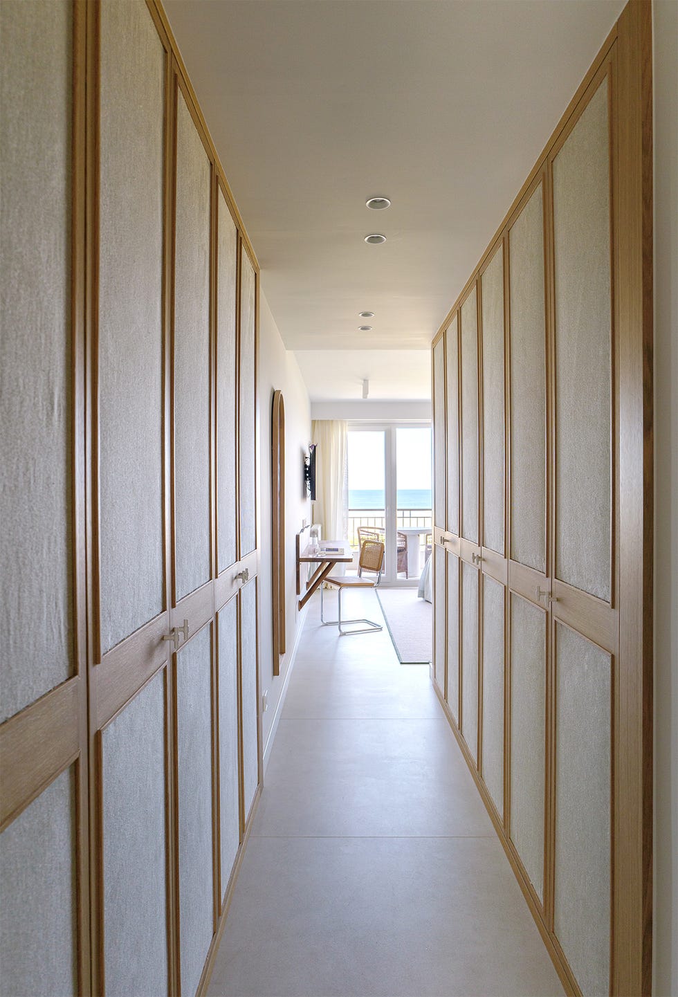 la reforma integral de una casa en la playa de laredo con nueva distribución para tener acceso exterior y vistas a la playa desde todas las habitaciones