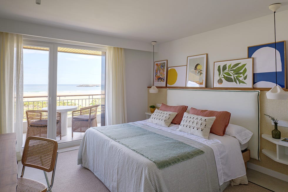 la reforma integral de una casa en la playa de laredo con nueva distribución para tener acceso exterior y vistas a la playa desde todas las habitaciones