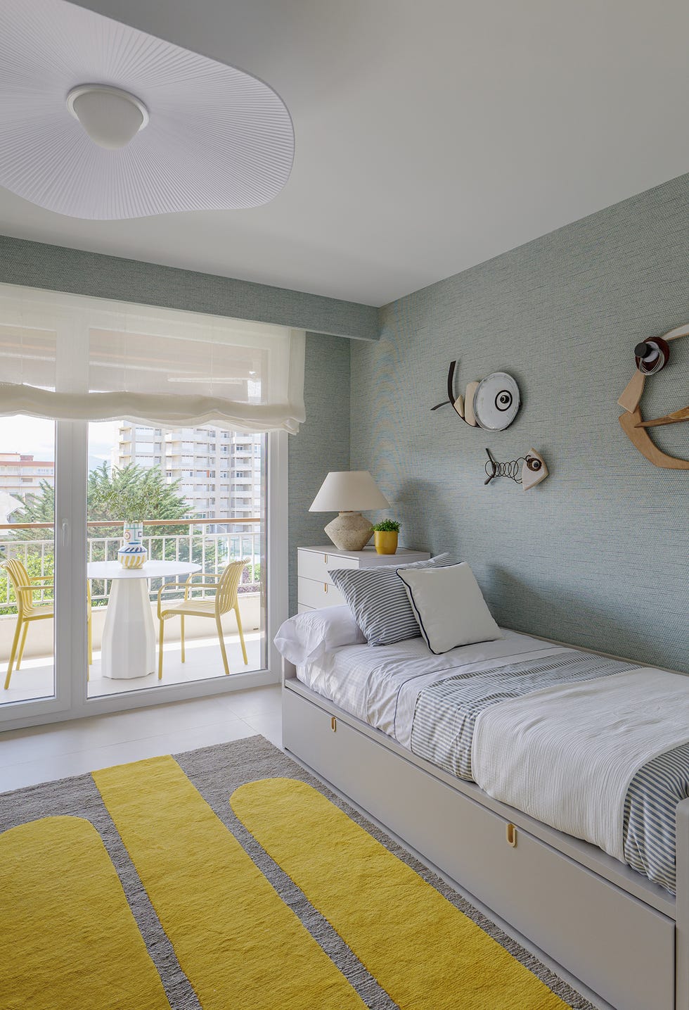 la reforma integral de una casa en la playa de laredo con nueva distribución para tener acceso exterior y vistas a la playa desde todas las habitaciones