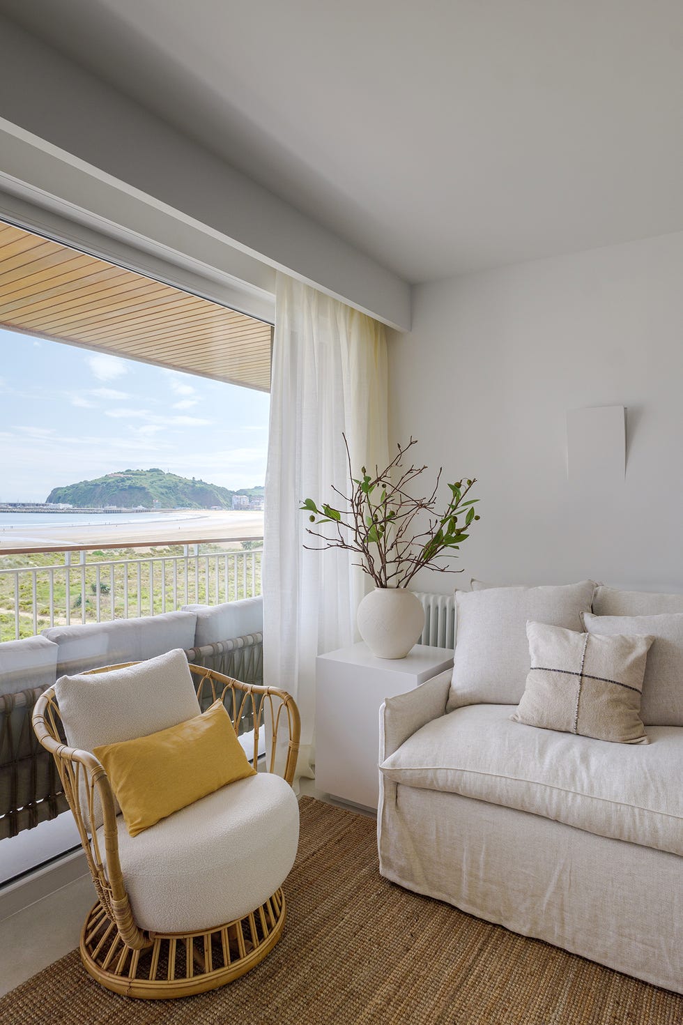 la reforma integral de una casa en la playa de laredo con nueva distribución para tener acceso exterior y vistas a la playa desde todas las habitaciones