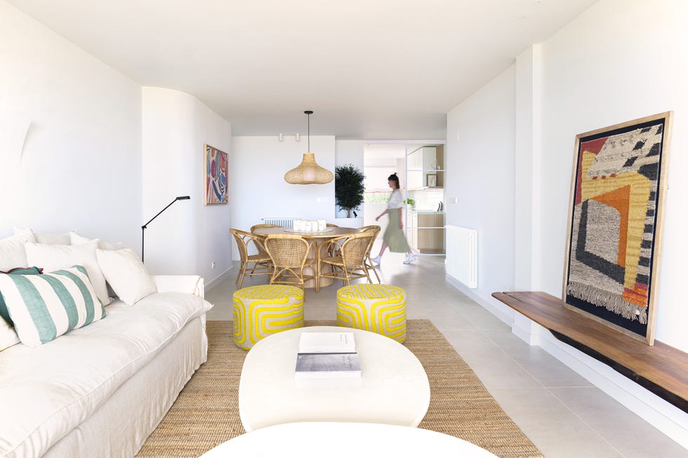 una experta aconseja los mejores muebles para pisos pequeños: estanterías o muebles volados
