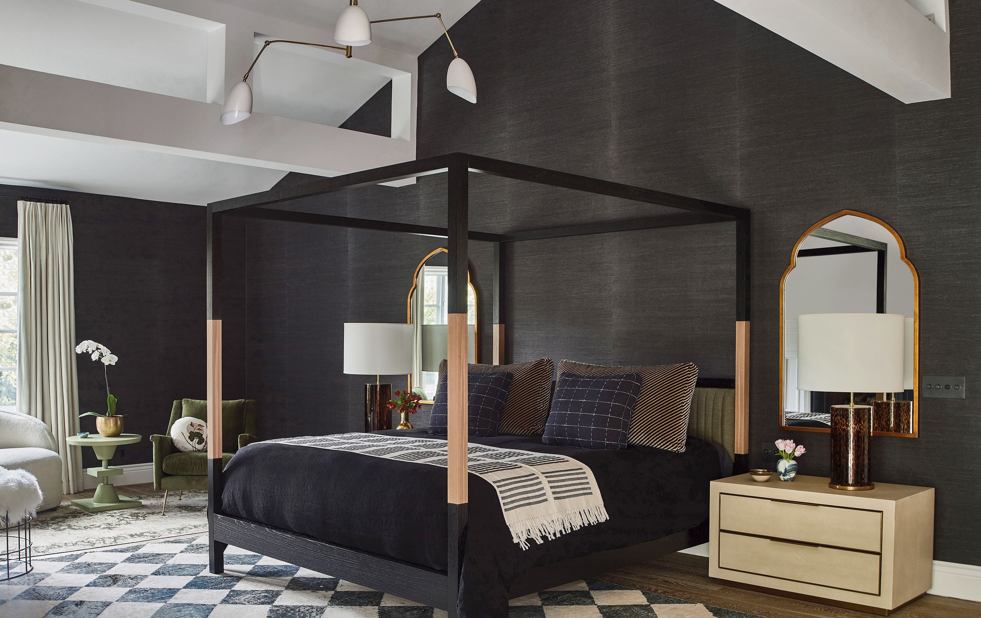 Las 5 Tendencias En Decoraci N De Dormitorios Que Triunfar N En 2024   Casa Los Angeles Brittny Ward Jenson Button Dormitorio Papel Pintado Negro Textura Cama Dosel 1580906600 