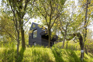 una preciosa casa de madera de 56 metos cuadrados con dos plantas y terraza en medio del bosque en rumanía