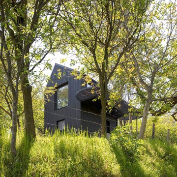 Una preciosa casa de madera de 56 metos cuadrados con dos plantas y terraza en medio del bosque en Rumanía una preciosa casa de madera de 56 metos cuadrados con dos plantas y terraza en medio del bosque en rumanía
