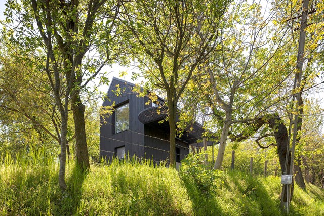 una preciosa casa de madera de 56 metos cuadrados con dos plantas y terraza en medio del bosque en rumanía