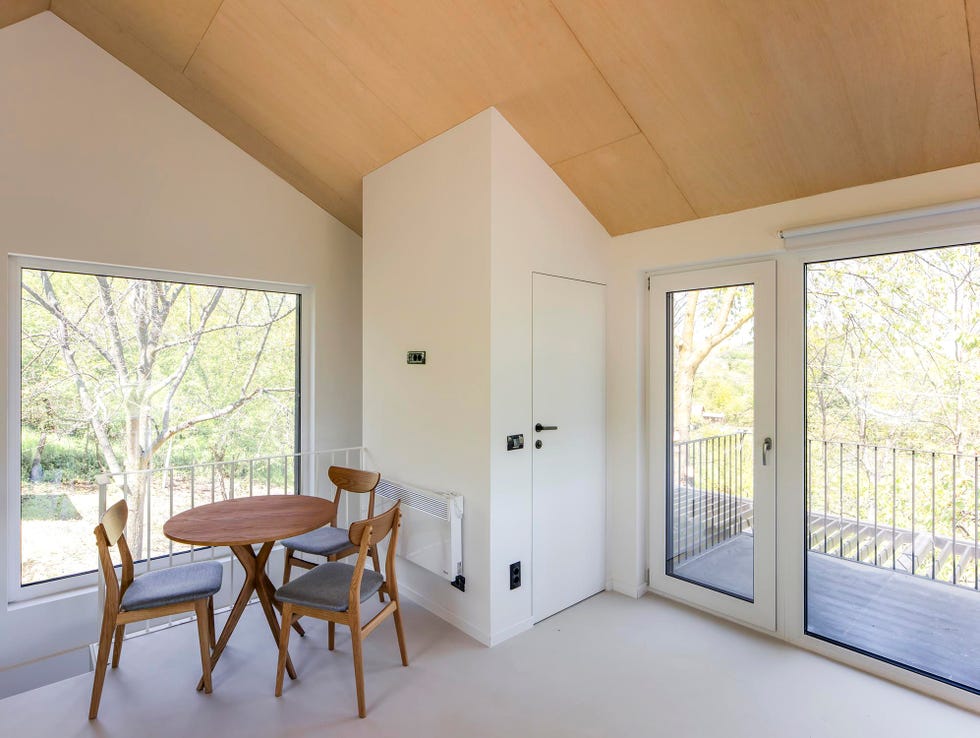 una preciosa casa de madera de 56 metos cuadrados con dos plantas y terraza en medio del bosque en rumanía
