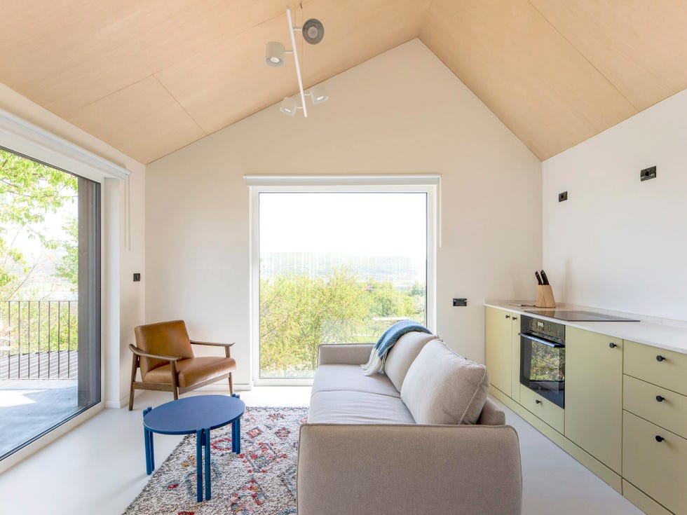 una preciosa casa de madera de 56 metos cuadrados con dos plantas y terraza en medio del bosque en rumanía