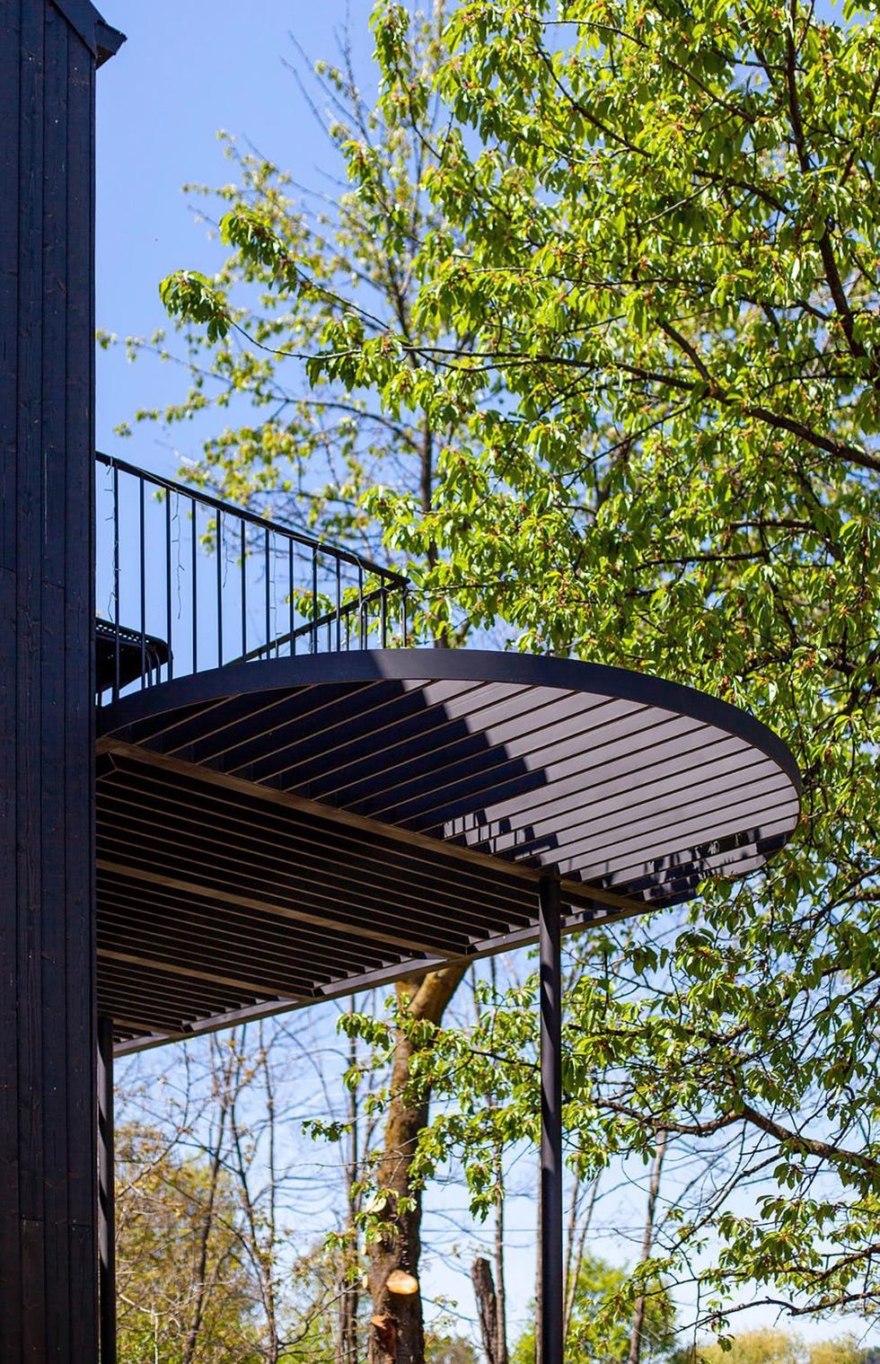 una preciosa casa de madera de 56 metos cuadrados con dos plantas y terraza en medio del bosque en rumanía