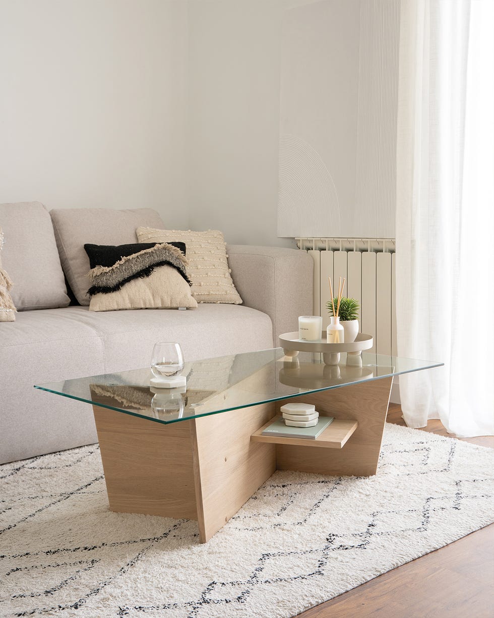 casa de dulceida en madrid decorada por kave home, sofá con chaise longue, alfombra geométrica y mesa auxiliar en tono natural