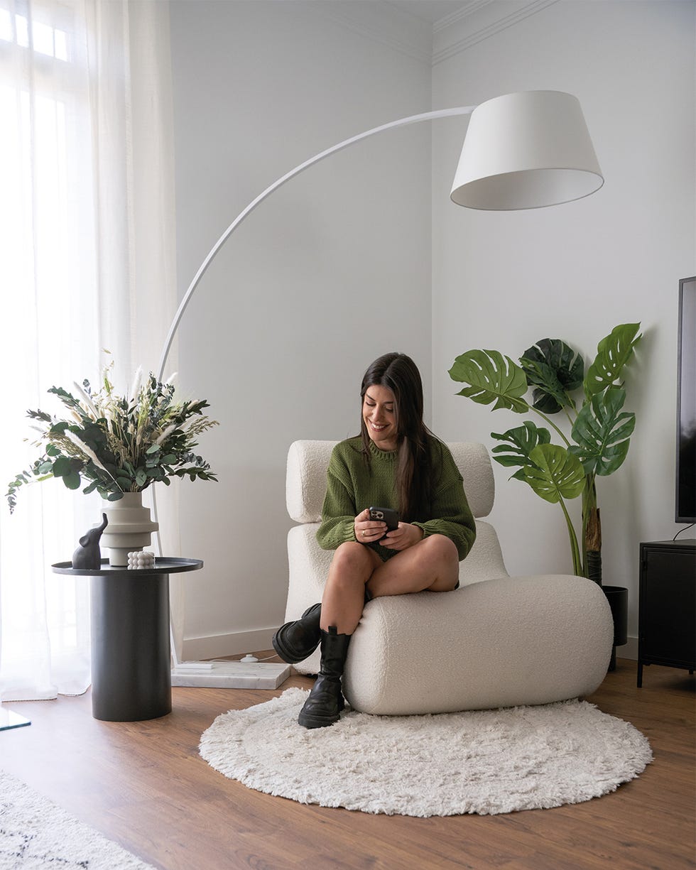 casa de dulceida en madrid decorada por kave home, con un rincón de lectura en estilo escandinavo