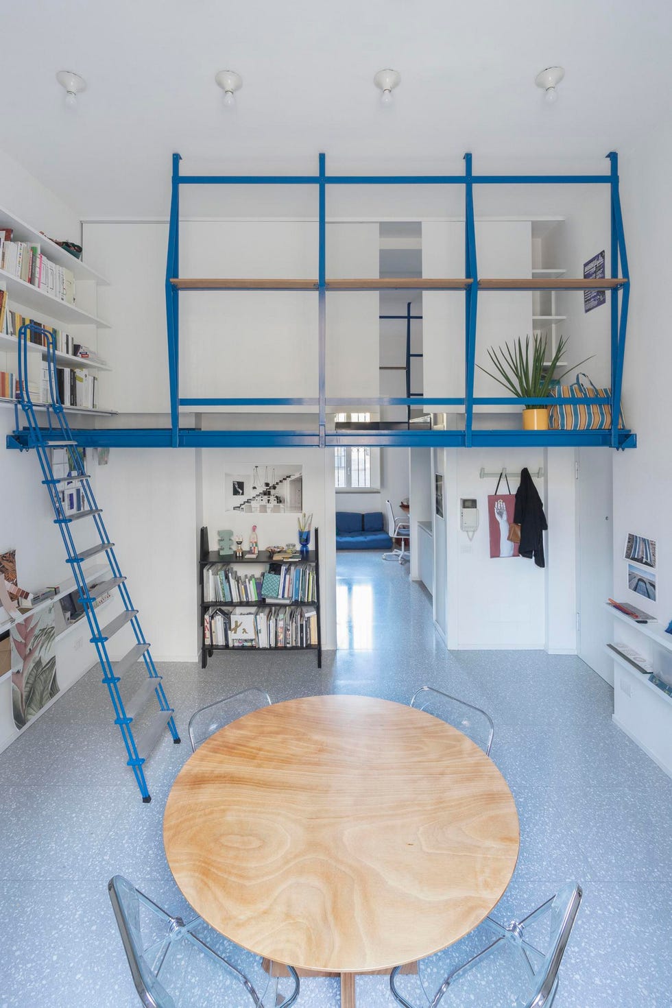 apartamento dúplex con decoración minimalista