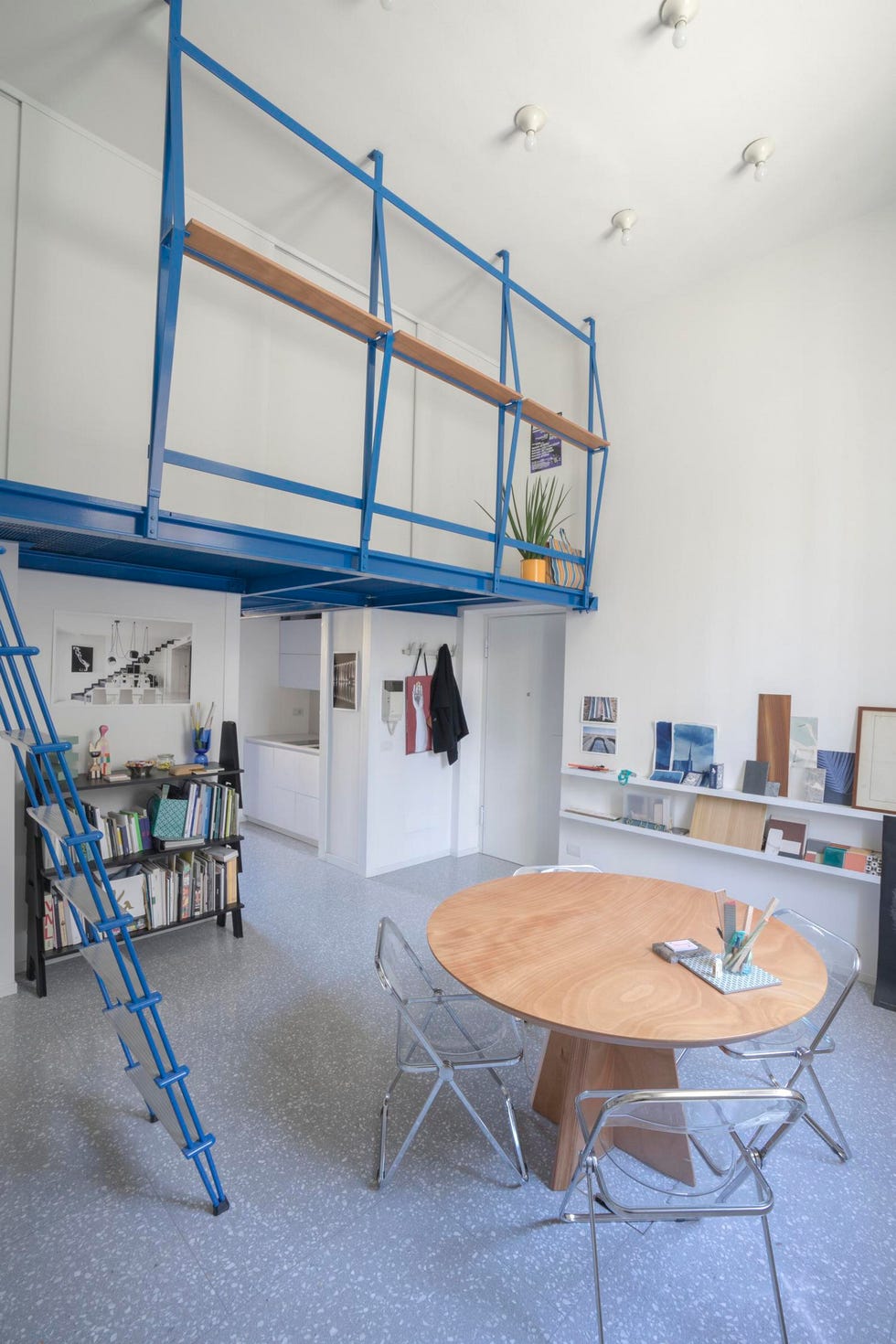 un estudio mini dúplex de diseño con comedor, zona de trabajo, cocina y dormitorio