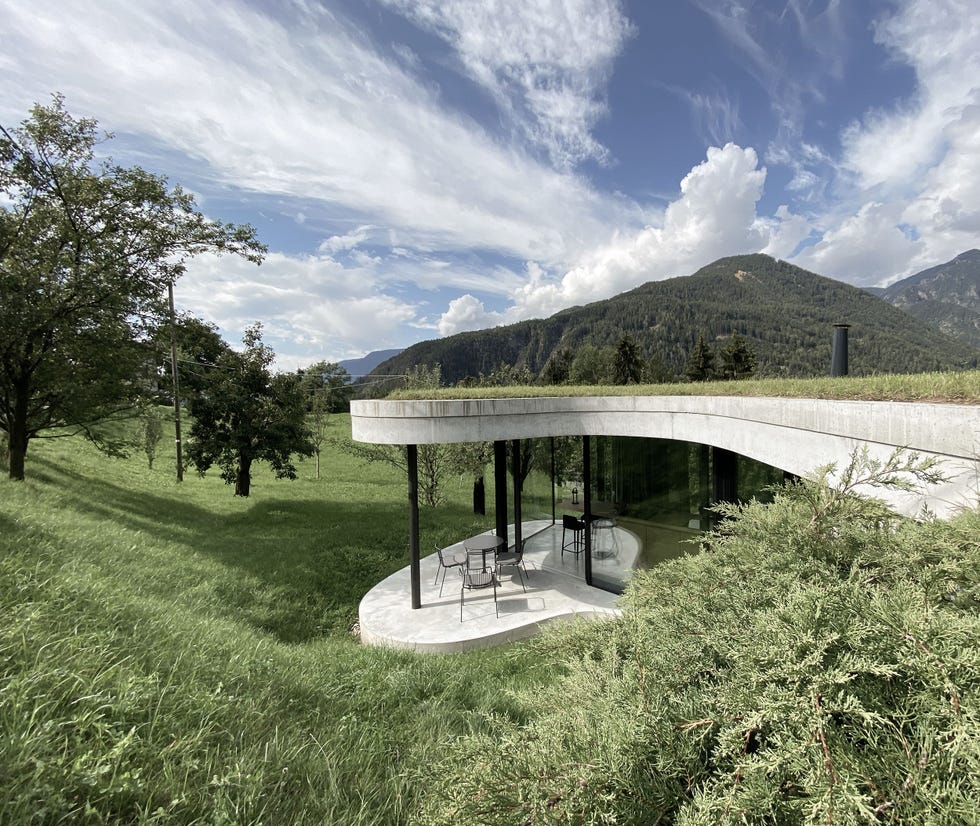 casa moderna con tejado verde en forma ondulada