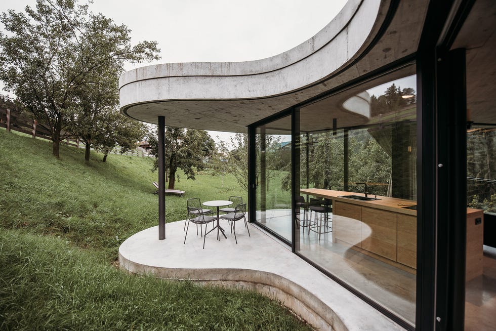 casa moderna con tejado verde en forma ondulada