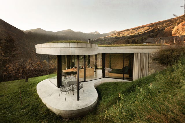 casa moderna con tejado verde en forma ondulada
