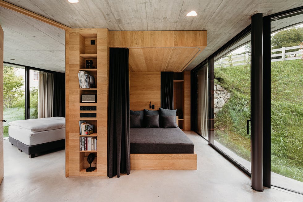 dormitorio con estructura de madera que integra la cama y la estantería