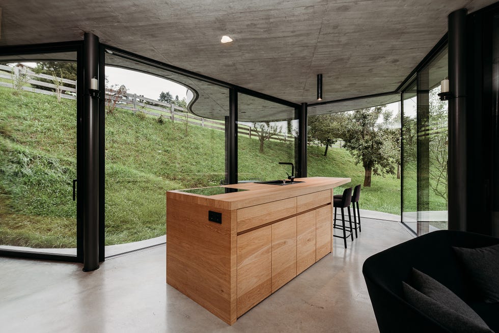 cocina moderna y minimalista con isla central de madera