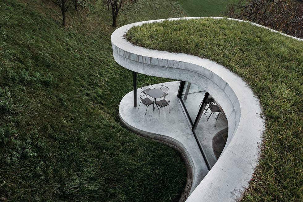 casa moderna con tejado verde en forma ondulada