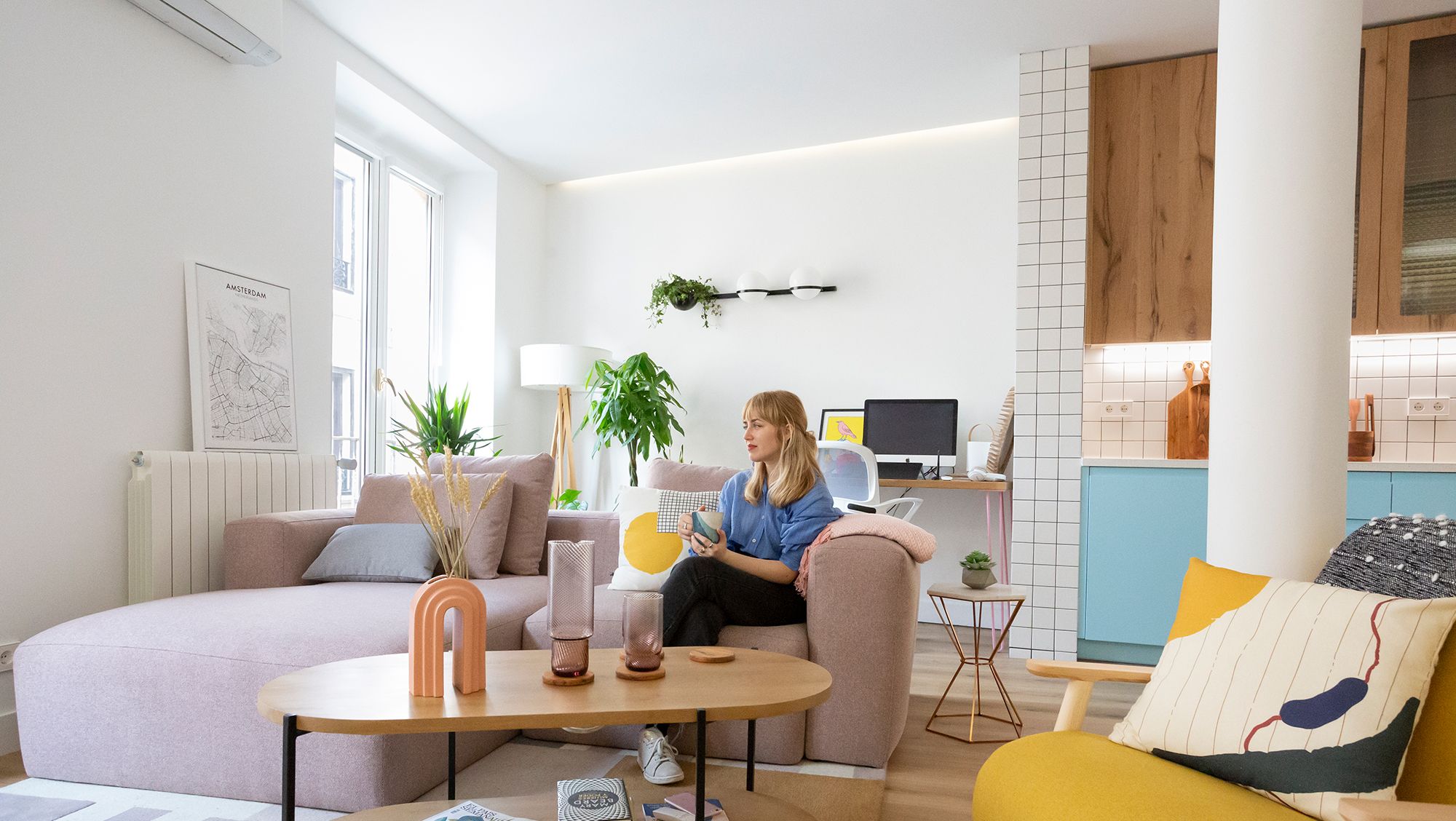 Así es la casa de Moderna de Pueblo: minimalista y llena de color