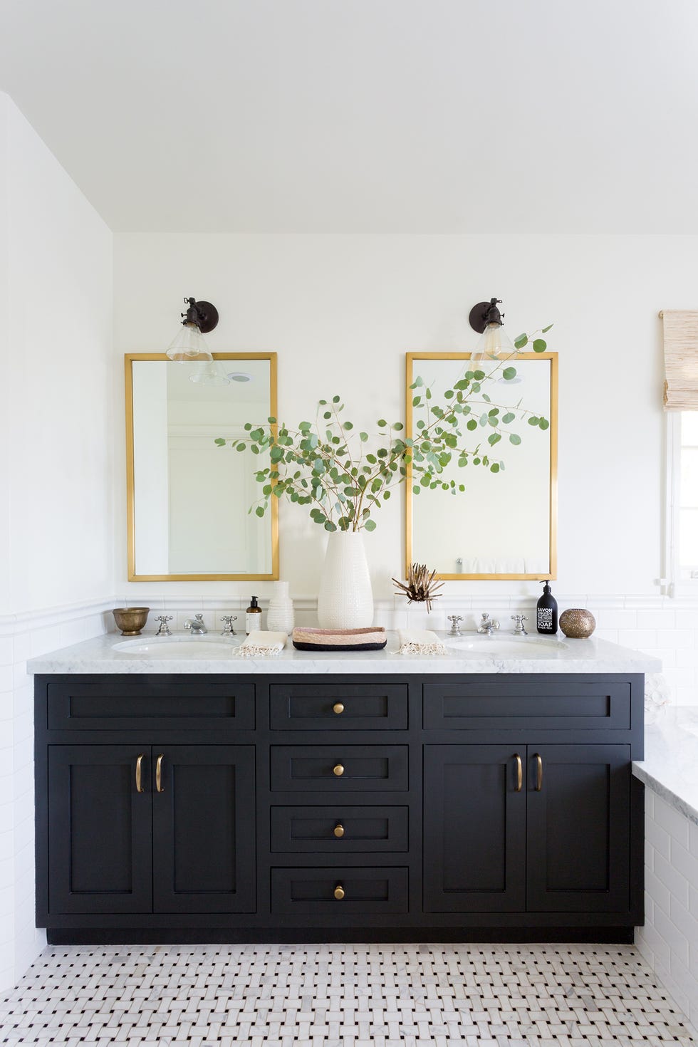 baño diseñado en blanco y negro con encimera de mármol