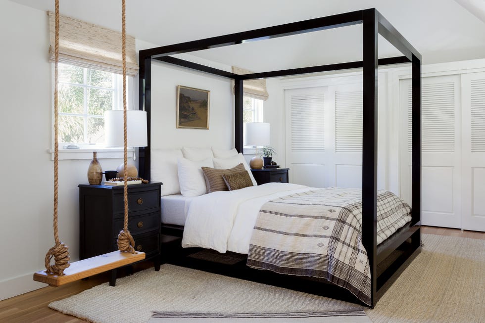 dormitorio con cama con dosel y columpio