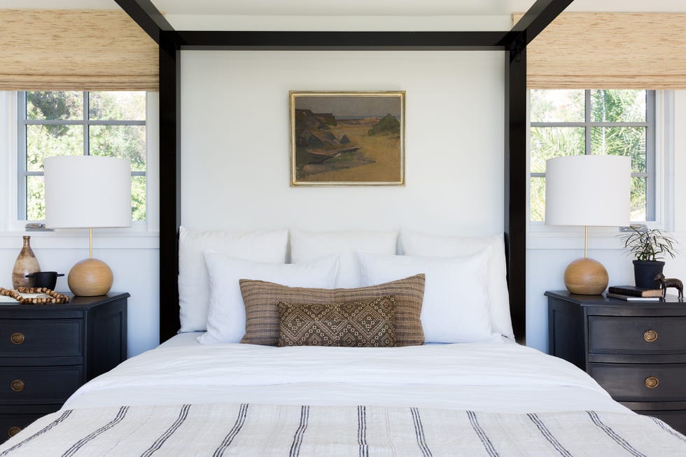 dormitorio con cama con dosel y columpio