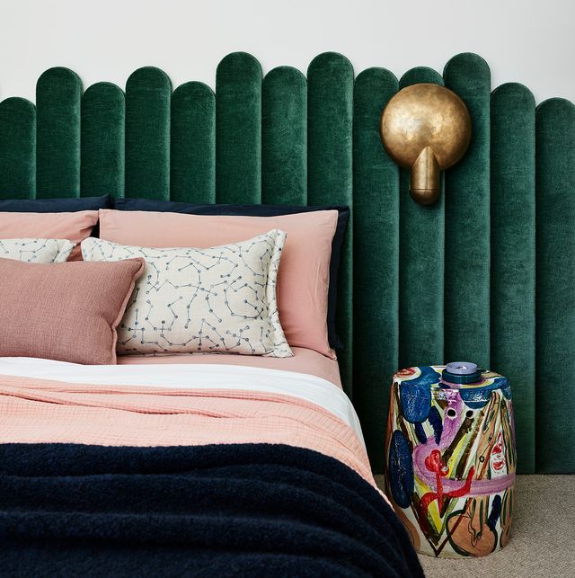 casa en la costa en australia diseño decus interiors dormitorio con cabecero tapizado