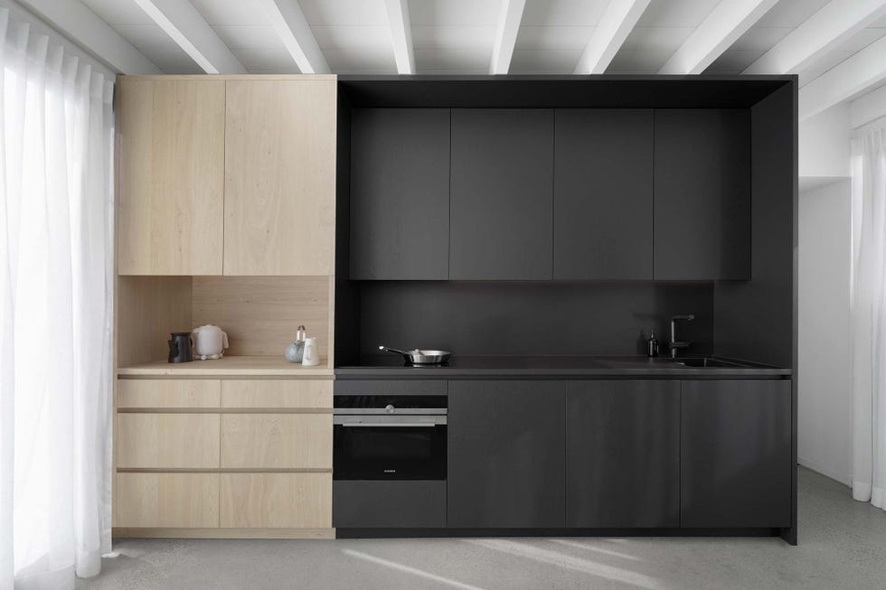 Casa de campo moderna: Cocina en madera y negro