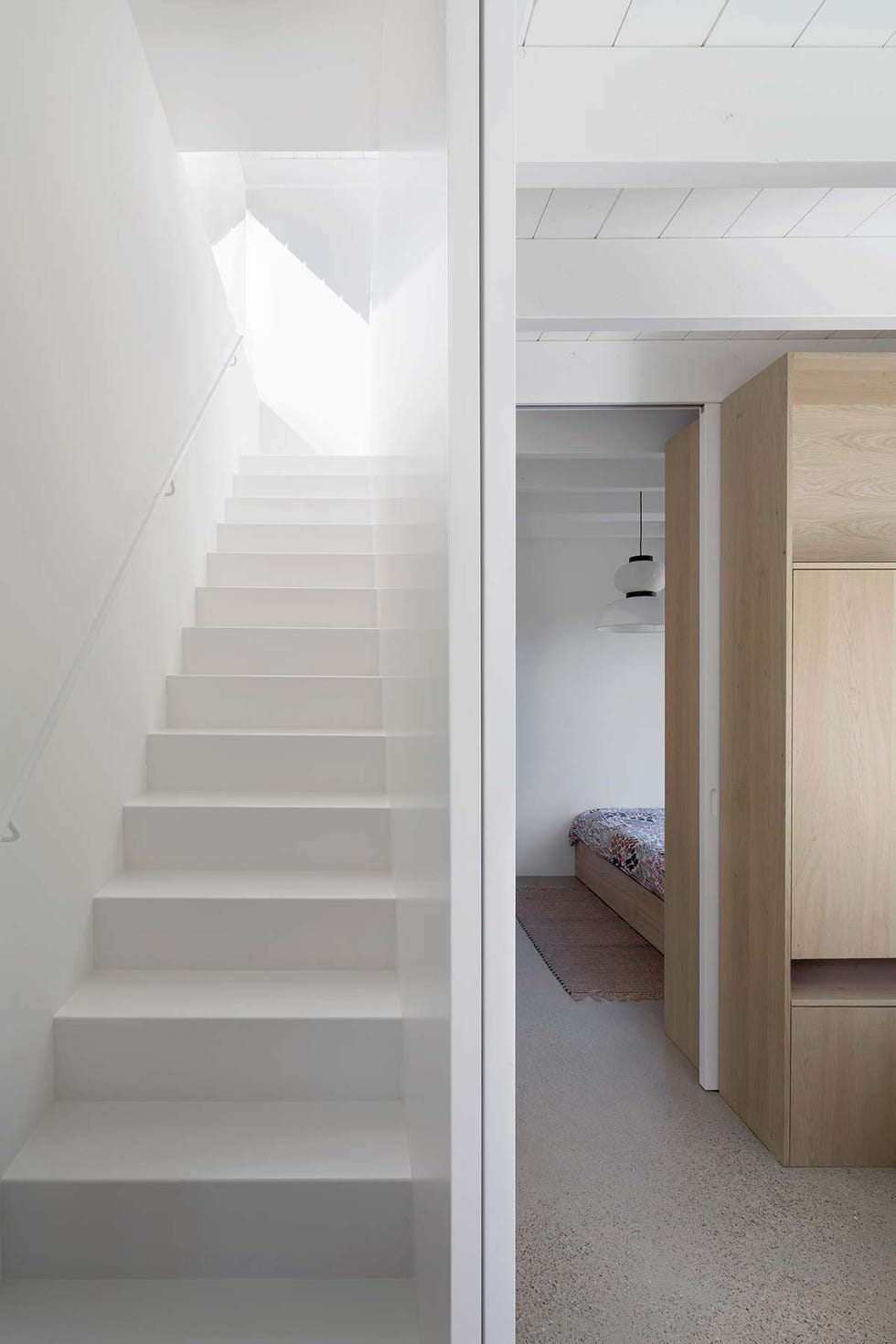 Casa de campo moderna: Escalera blanca