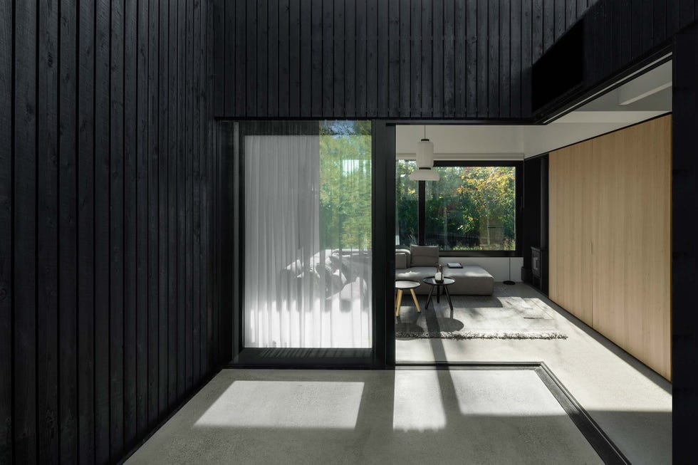 Casa de campo moderna: Salón con porche